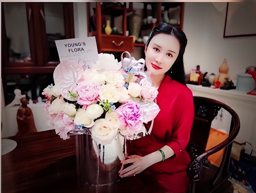 穿开衩红裙露白嫩长腿,祈祷老公长命百岁|张纪中|杜星霖|红裙_新浪