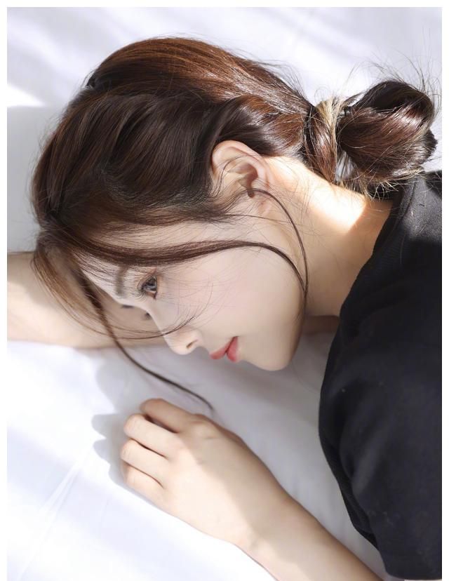90后青春女星白鹿,侧面比正面还漂亮的演员__财经头条