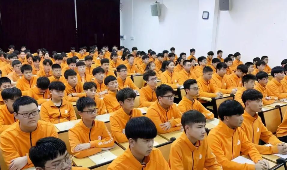 “对自己不尊重”，高中老师去职高参观，才知道差距也许不在老师休闲区蓝鸢梦想 - Www.slyday.coM