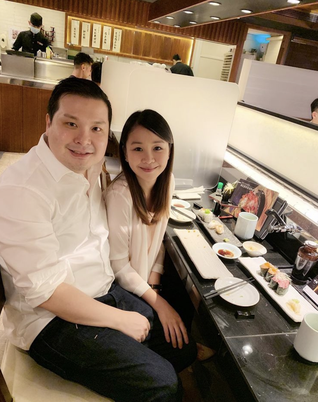 85岁赵世曾第三度做爷爷打扮入流探望孙子三代同堂合照很温馨