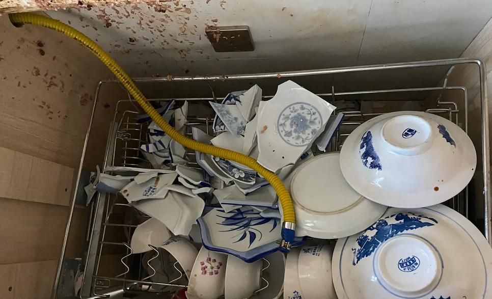 江西大妈用高压锅煮粥,离开5分钟,厨房被摧毁,一脸懵圈休闲区蓝鸢梦想 - Www.slyday.coM 江西大妈用高压锅煮粥,离开5分钟,厨房被摧毁,一脸懵圈休闲区蓝鸢梦想 - Www.slyday.coM