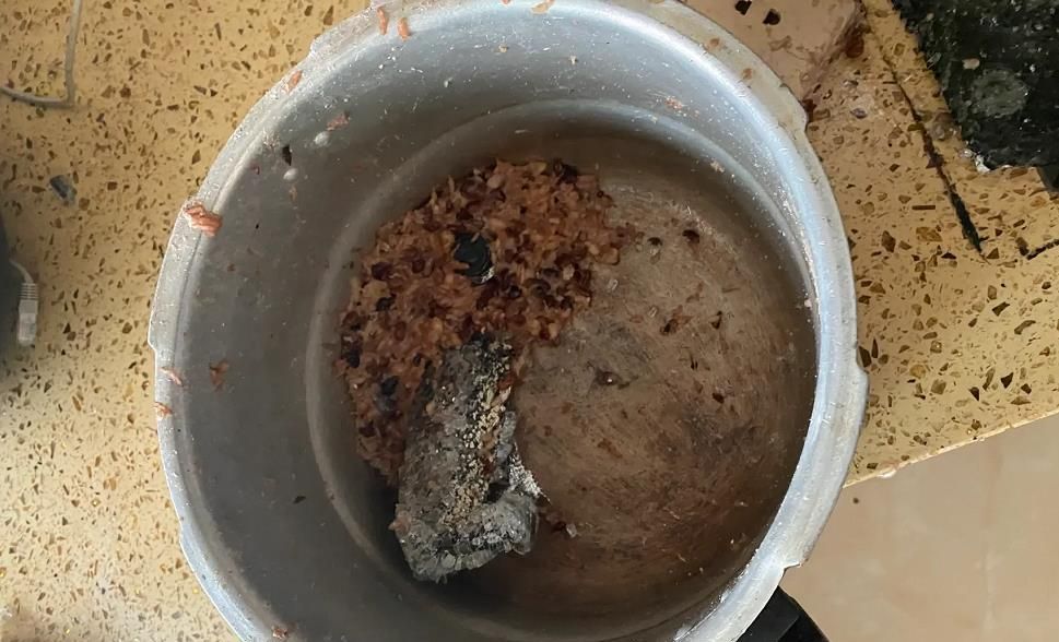 江西大妈用高压锅煮粥,离开5分钟,厨房被摧毁,一脸懵圈休闲区蓝鸢梦想 - Www.slyday.coM 江西大妈用高压锅煮粥,离开5分钟,厨房被摧毁,一脸懵圈休闲区蓝鸢梦想 - Www.slyday.coM