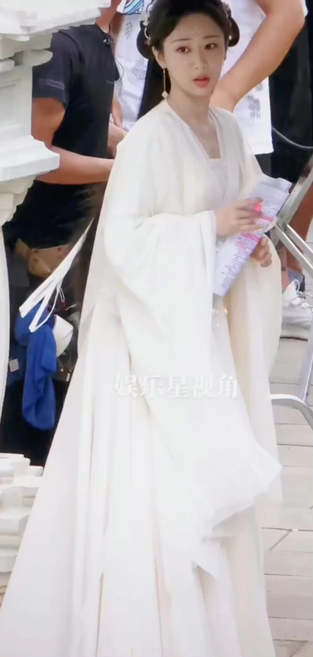 杨紫《沉香如屑》白衣造型路透 仙气飘飘 清新温柔,氛围感十足啊