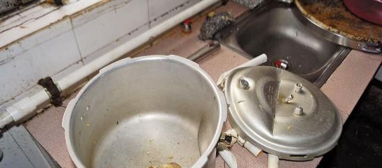 江西大妈用高压锅煮粥,离开5分钟,厨房被摧毁,一脸懵圈休闲区蓝鸢梦想 - Www.slyday.coM 江西大妈用高压锅煮粥,离开5分钟,厨房被摧毁,一脸懵圈休闲区蓝鸢梦想 - Www.slyday.coM