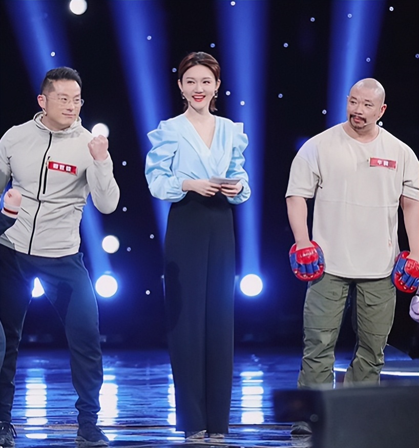 央视龙洋现身公园踏青穿裙子炫长腿小蛮腰坐石凳上看书好惬意