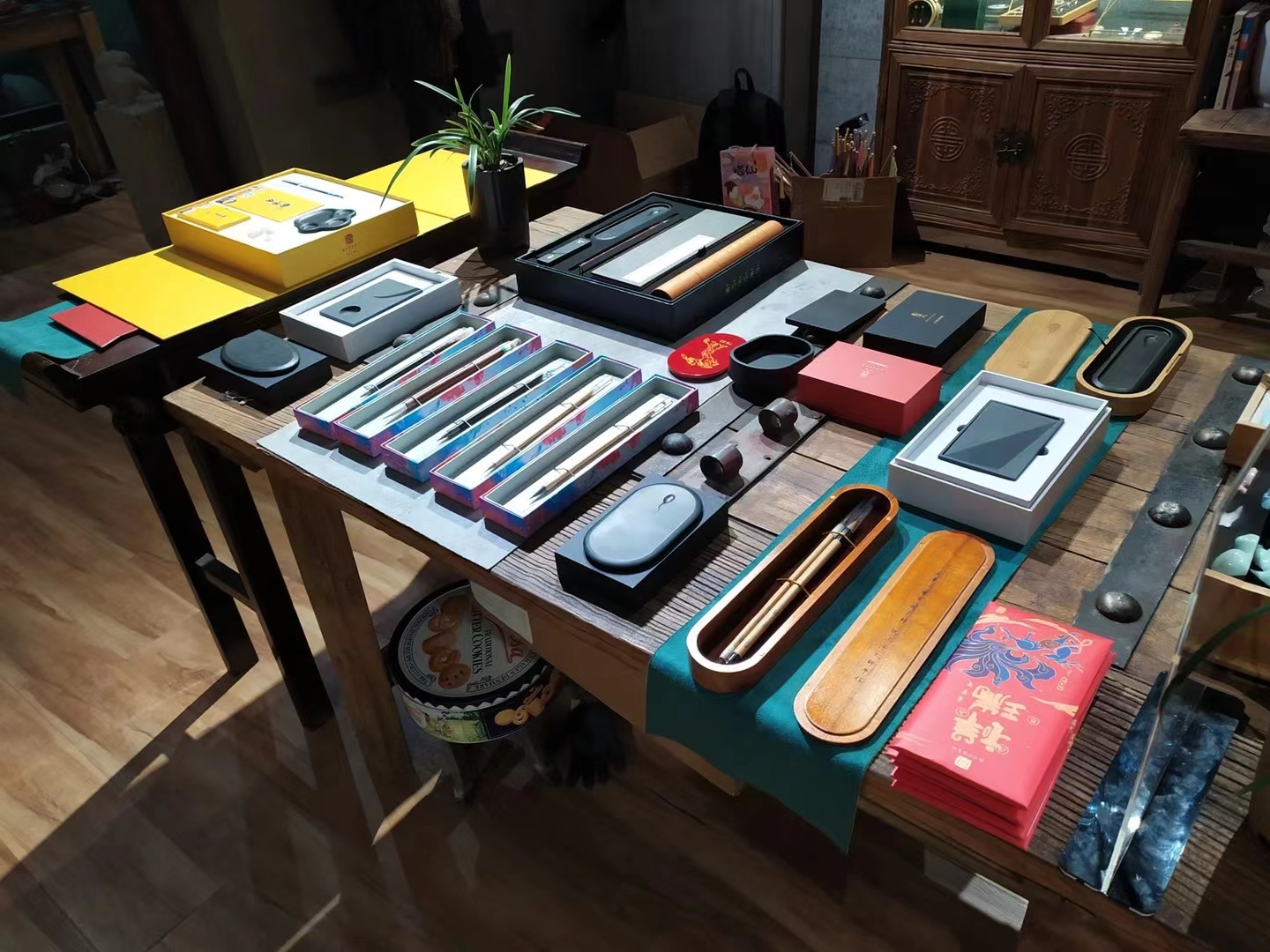 线上文创店铺"青弋"在相关文房四宝展会上展示自己的产品.