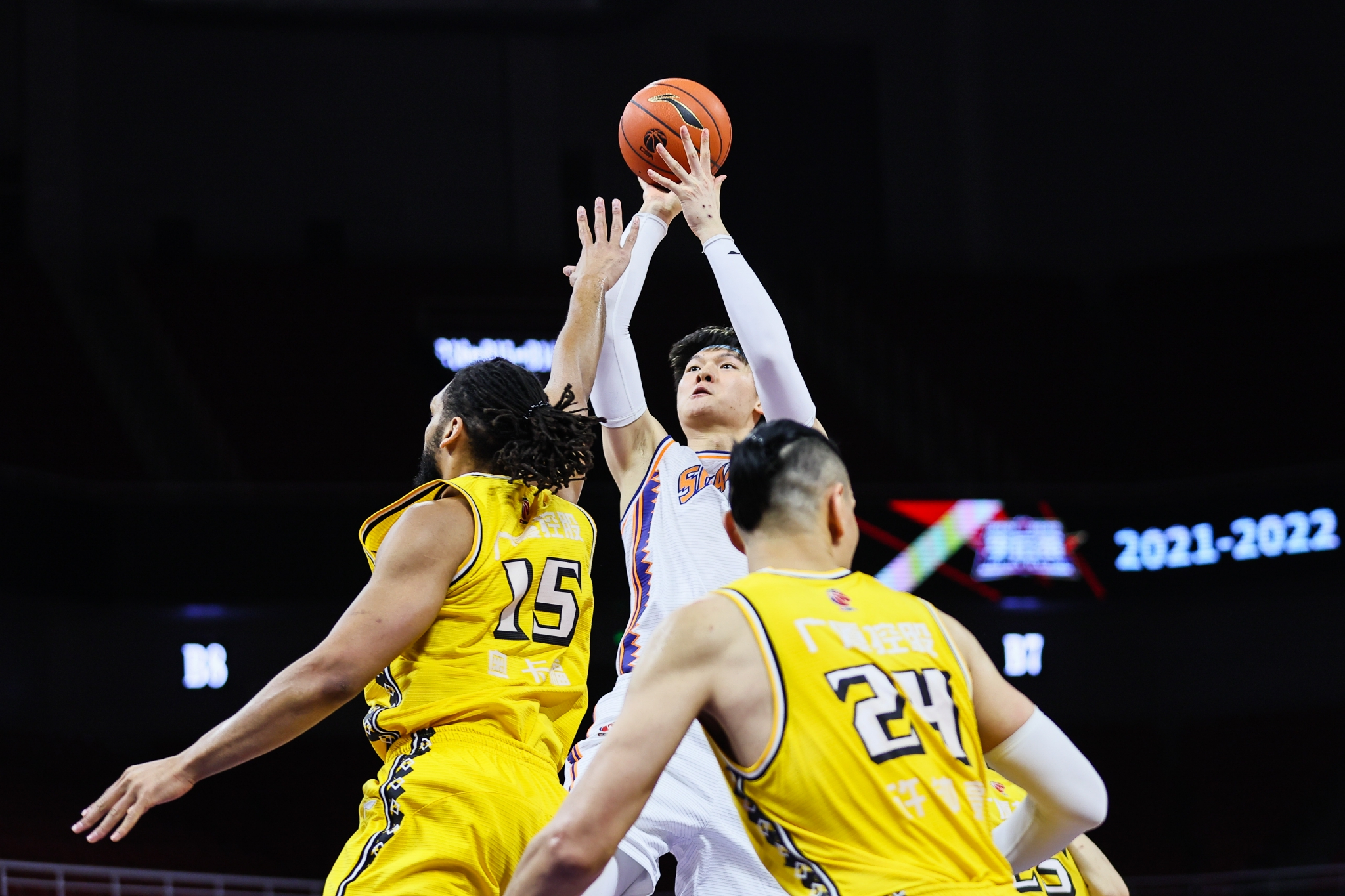 来到上海男篮才一个赛季王哲林已是队魂