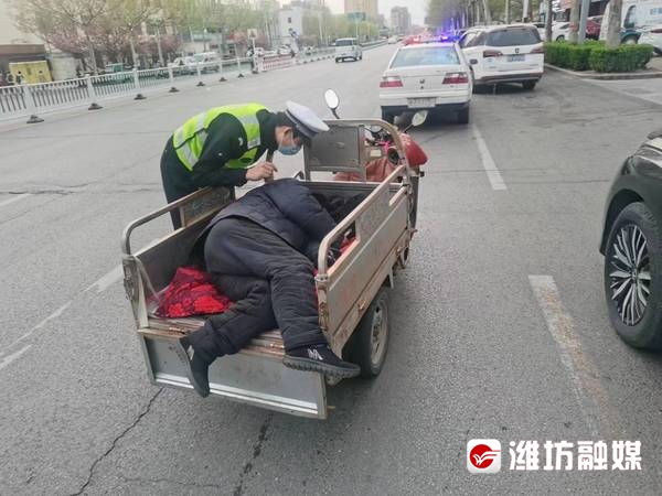 潍坊：老人突发心脏病，幸被巡逻民警发现