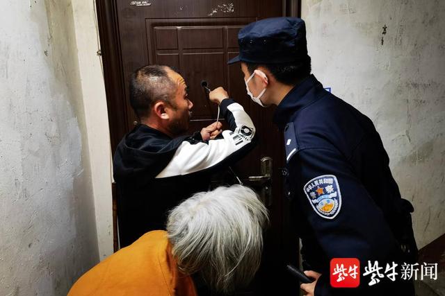 独居耄耋老人被锁门外民警两次登门贴心解困