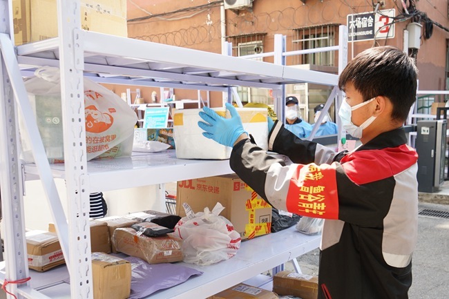 鲁谷街道就成立了新业态,新就业群体青年突击队,目前32名"快递小哥"