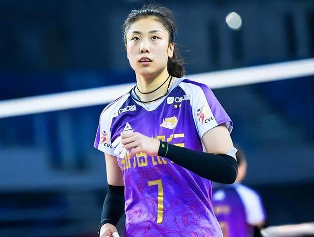 女排杨艺传递正能量!王宝泉对她有新期待,将向全面型接应转型|杨艺|天