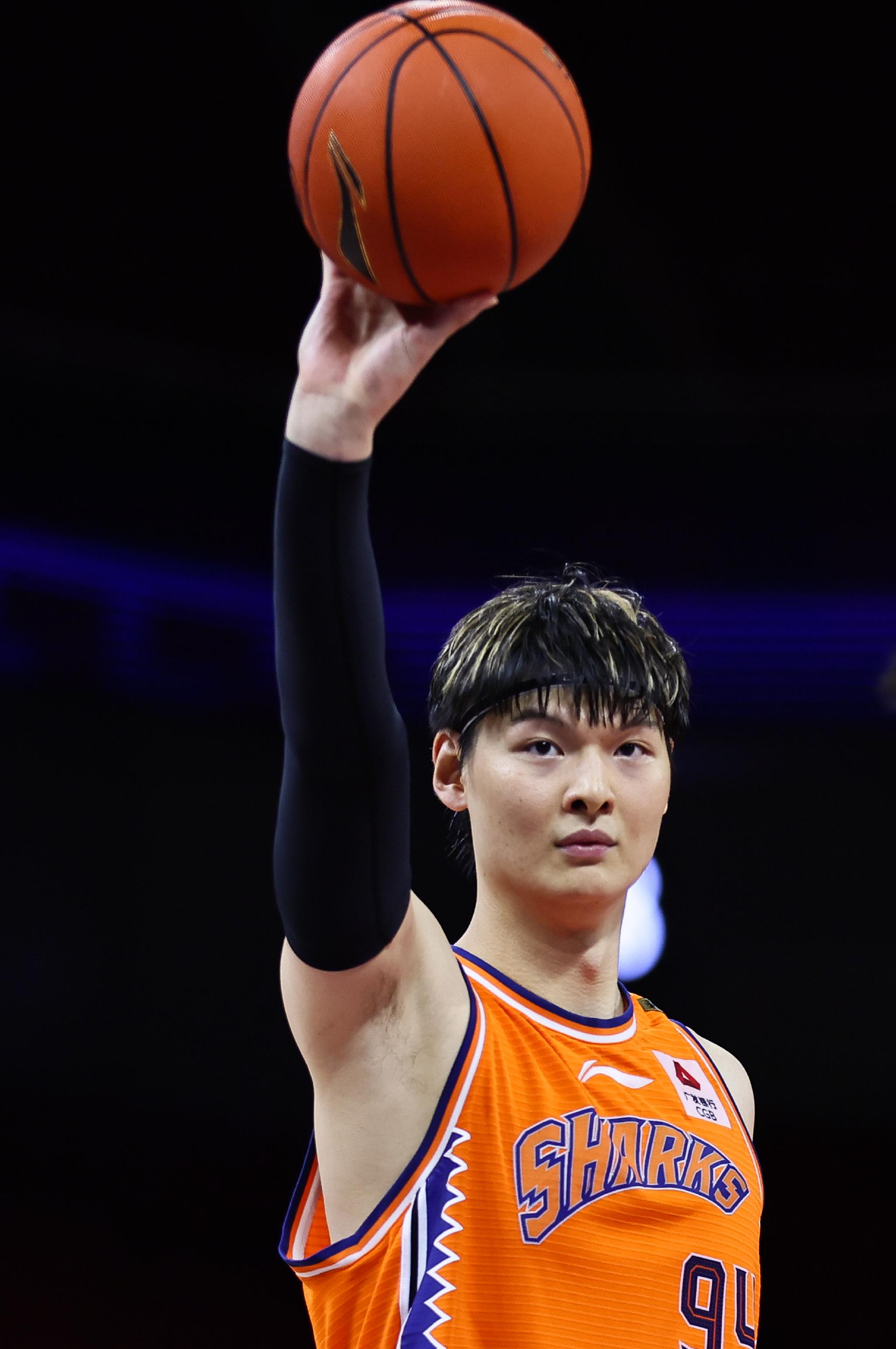 来到上海男篮才一个赛季王哲林已是队魂