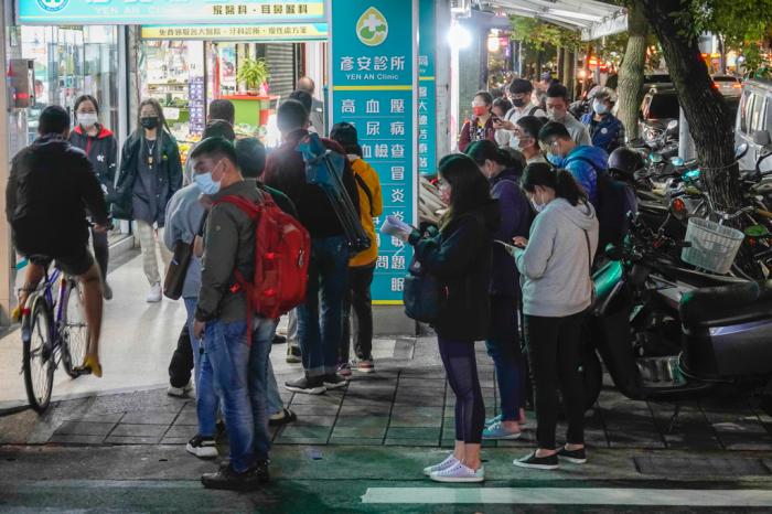 疫情不断升温，不少台湾民众下班后排队买快筛试剂。图片来源：台湾中时新闻网 黄子明 摄