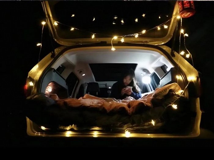 (王莉莉夜晚露营 图由受访者提供)