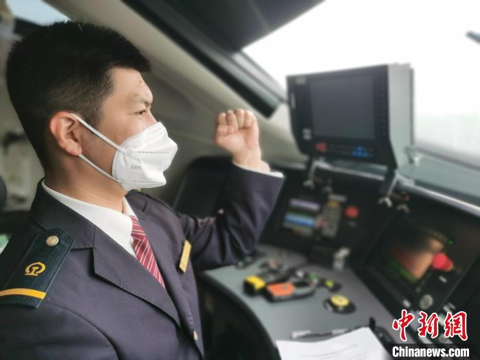 赵洋驾驶动车组列车。　韩冰 摄