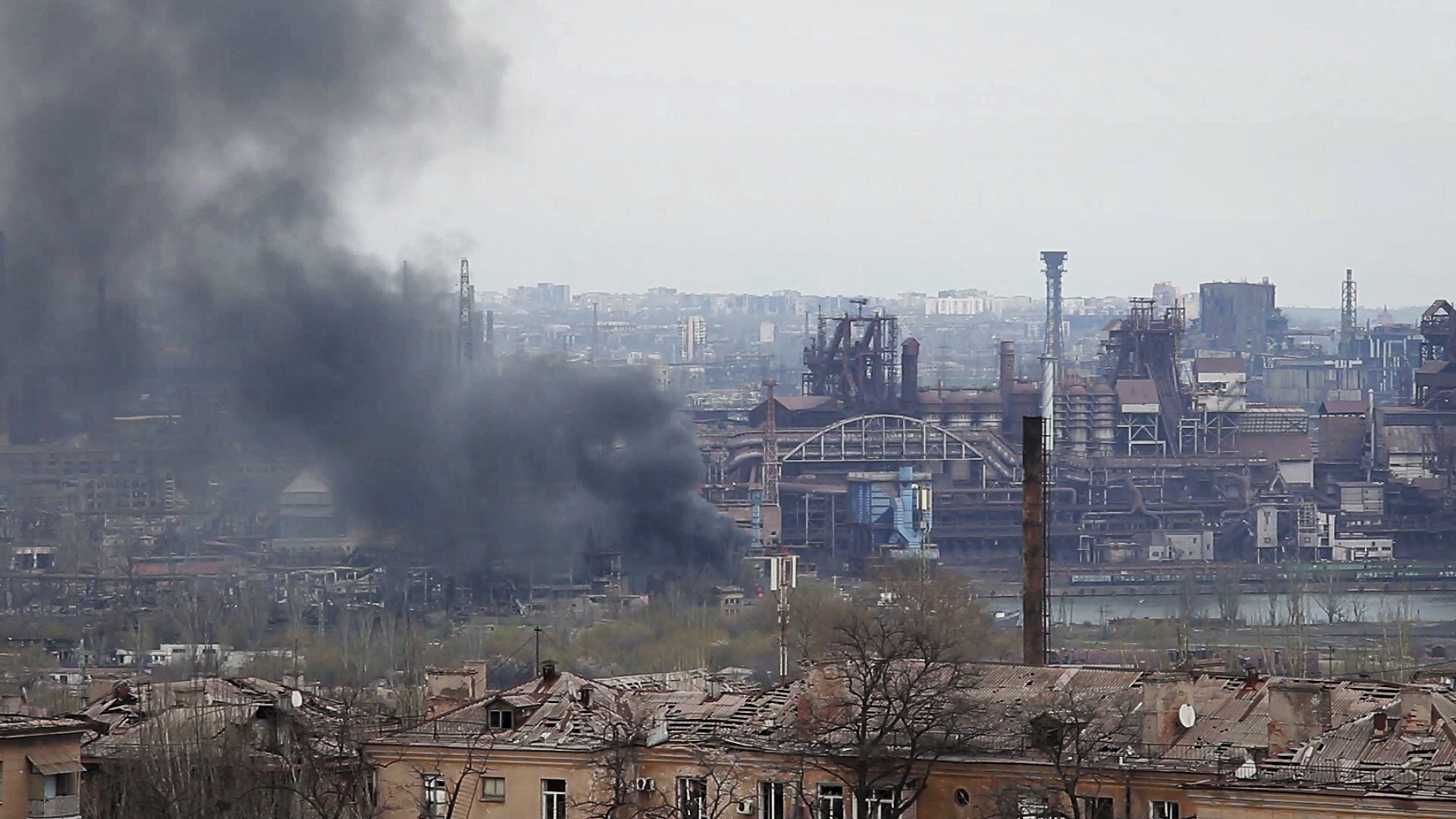 当地时间2022年5月3日，乌东部城市马里乌波尔，亚速钢铁厂遭炮击，浓烟滚滚。