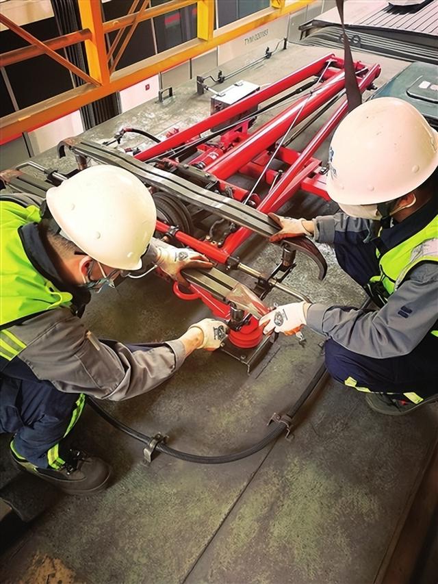 太原地铁检修工假日忙不停