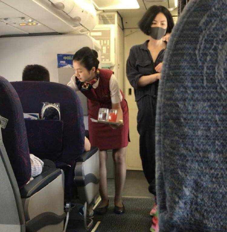 王菲在飞机上被拍到跟普通人一样的打扮气质却不是一级别