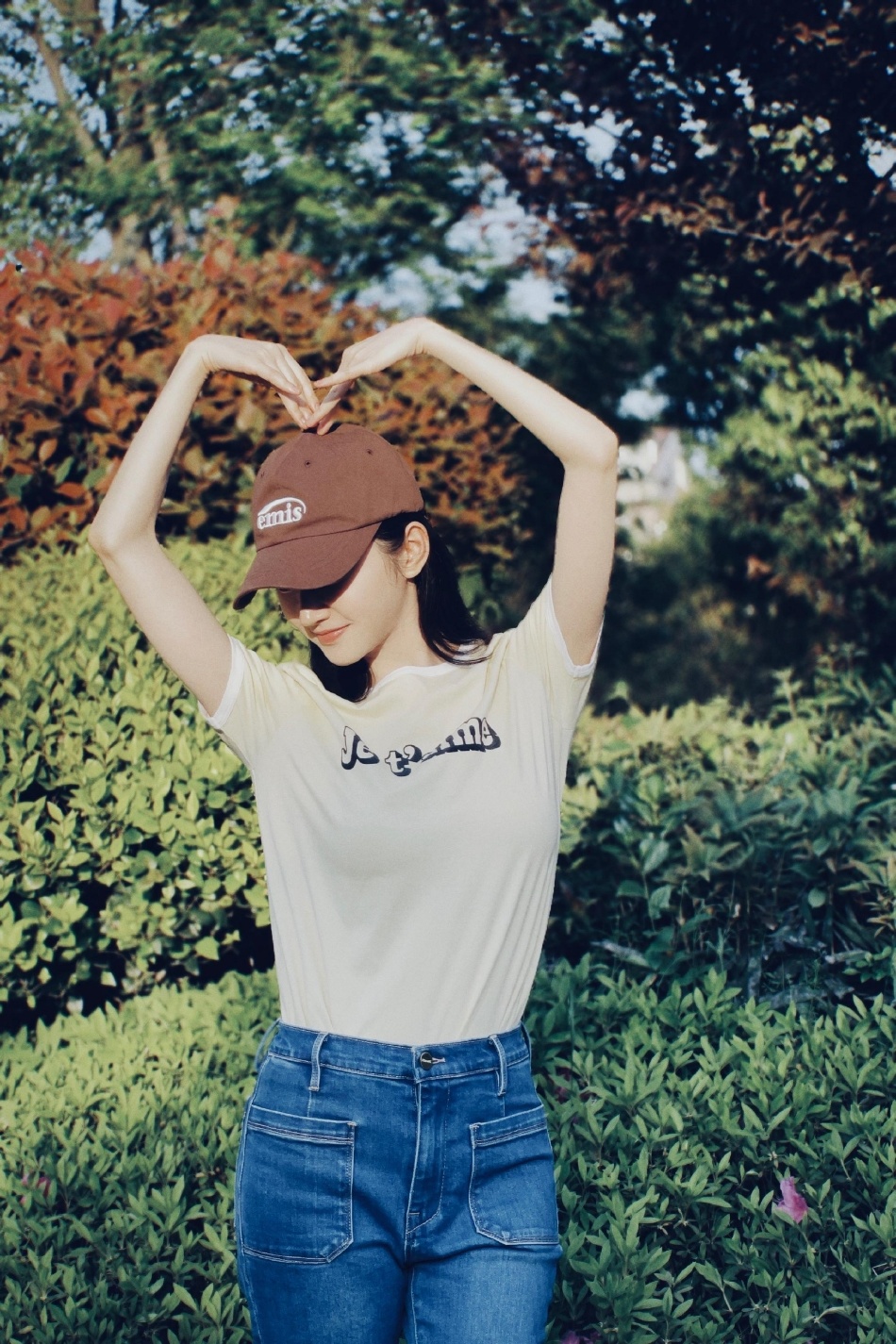 景甜分享初夏随拍对镜比心甜笑少女感十足