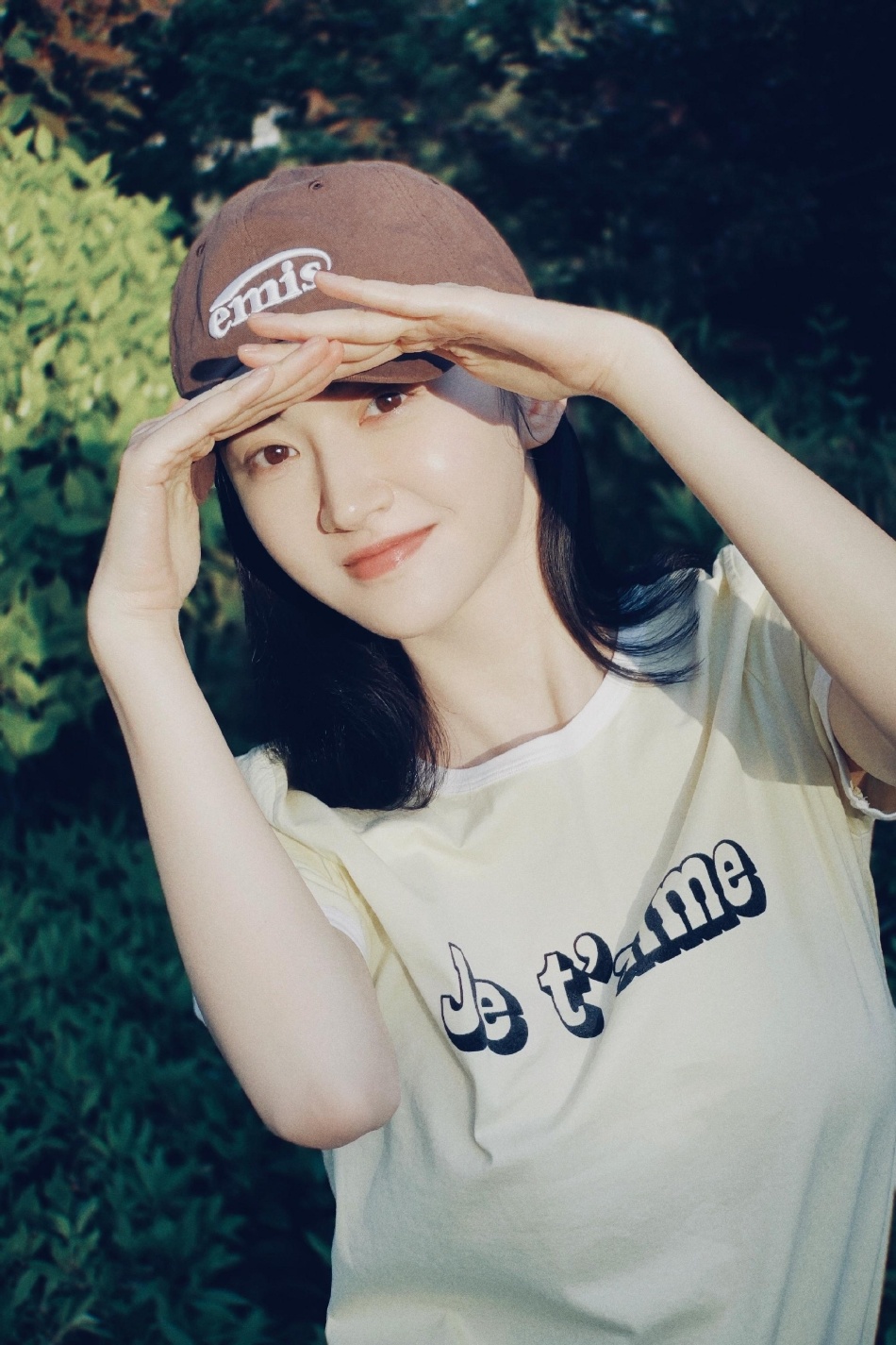 景甜分享初夏随拍对镜比心甜笑少女感十足