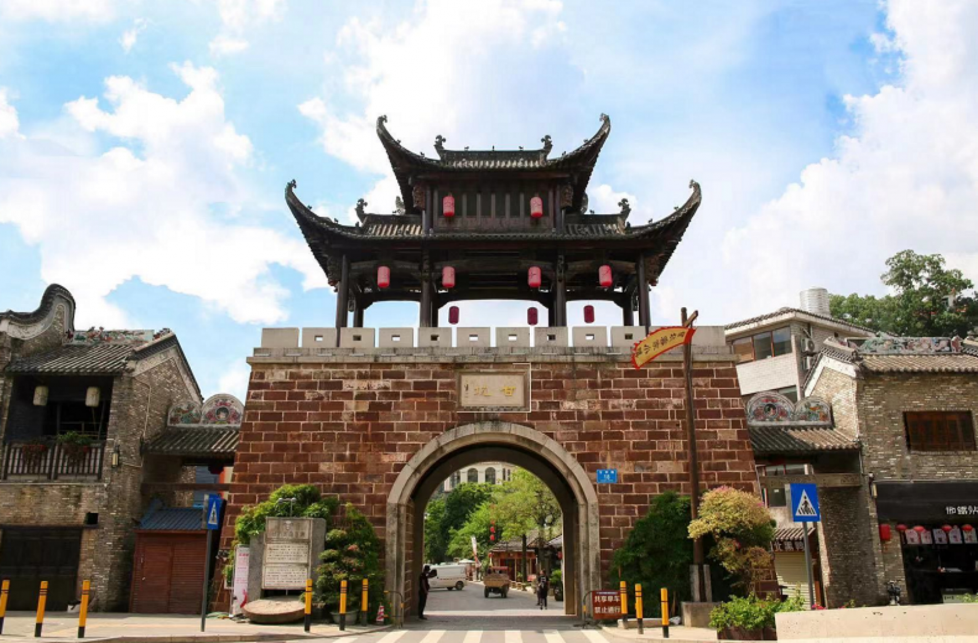 据介绍,作为龙岗"五一"假期最热门的景点,吉华街道甘坑古镇推出"春享