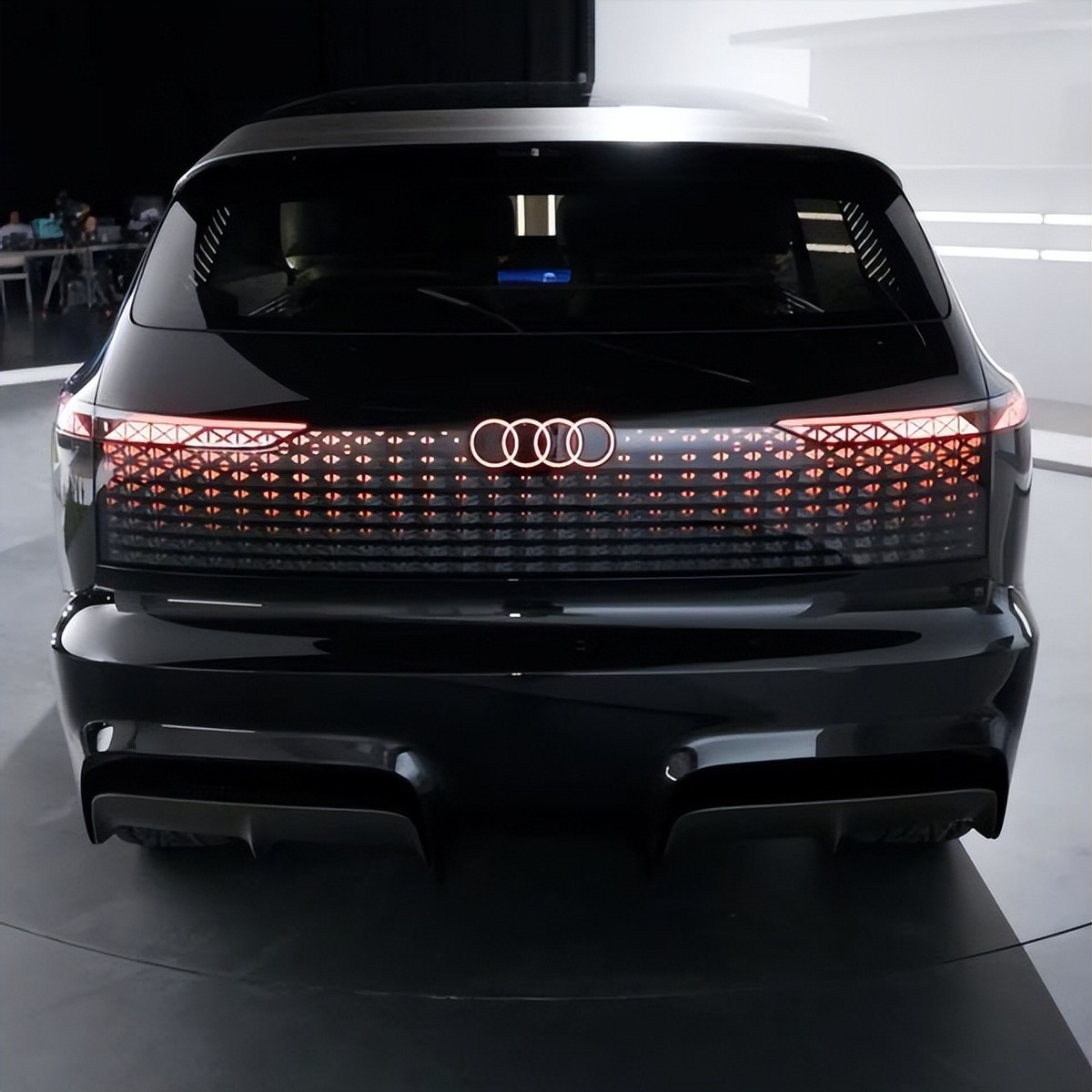 奥迪全新mpv静态体验55米长对开门设计配可隐藏方向盘