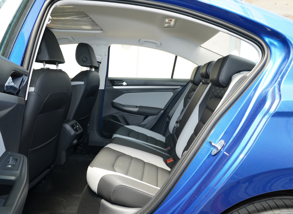 车高加高至1478mm,也就是说,新款宝来的后排腿部空间,与现款