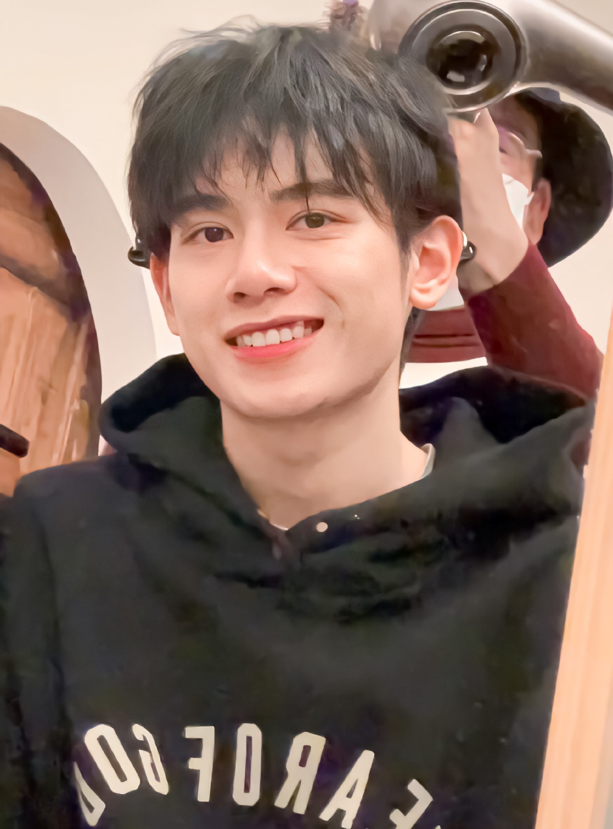 胡先煦的社死事件再次➕1，上个厕所被要签名，还问方不方便休闲区蓝鸢梦想 - Www.slyday.coM