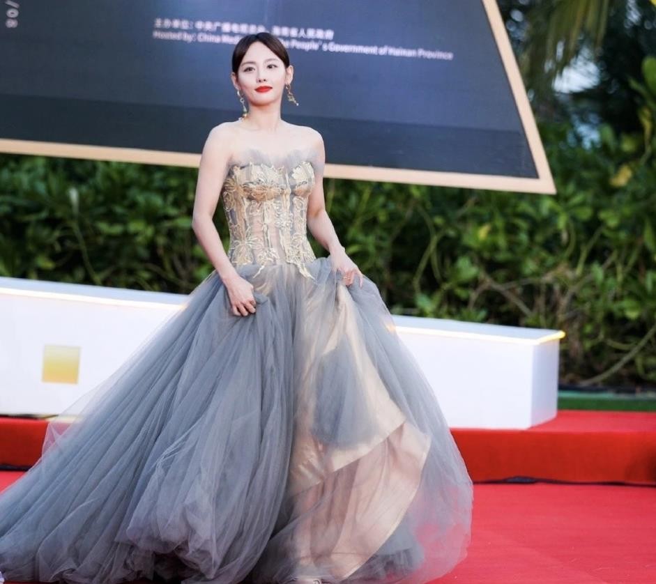 网瘾女星何泓姗为了买皮肤才接戏曾在演技上胜过倪妮