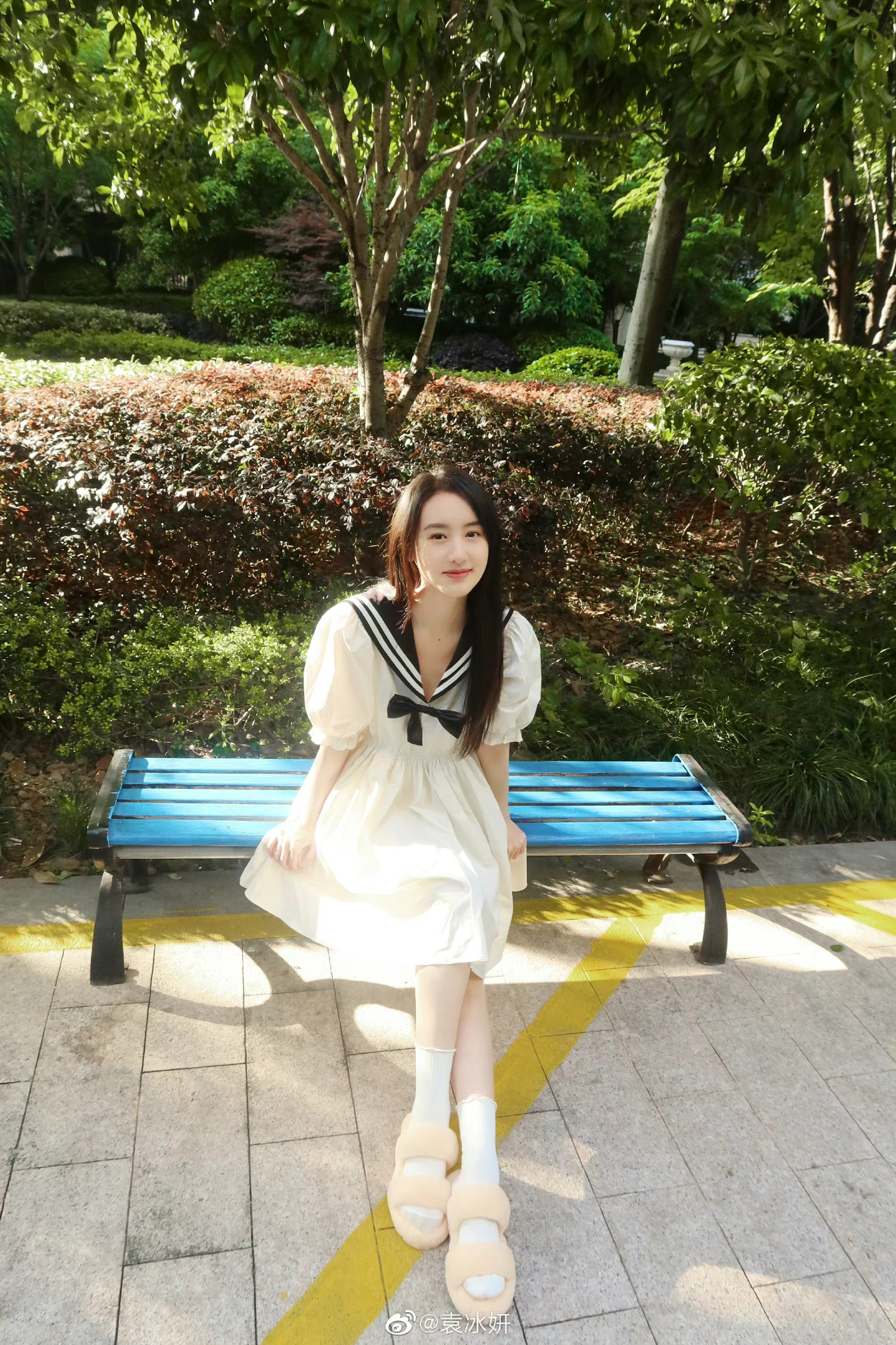 袁冰妍分享随拍学院风造型清新养眼姐姐的笑容好治愈呀