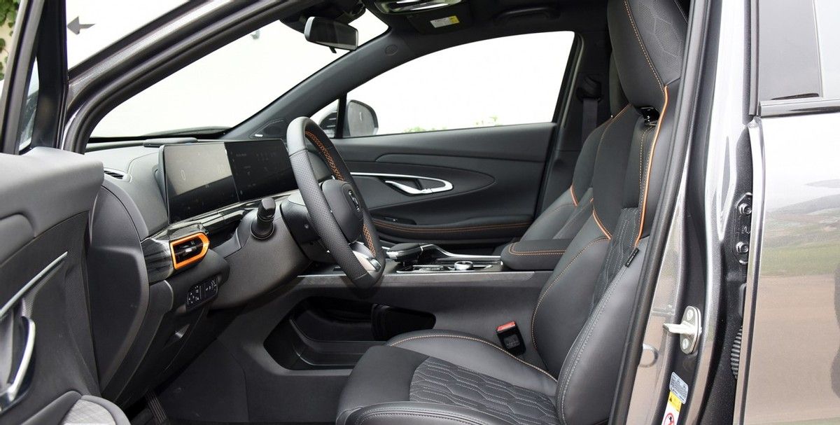 空间方面,长安uni-t的长宽高为4515x1870(1905)x1565(1545)mm,轴距为