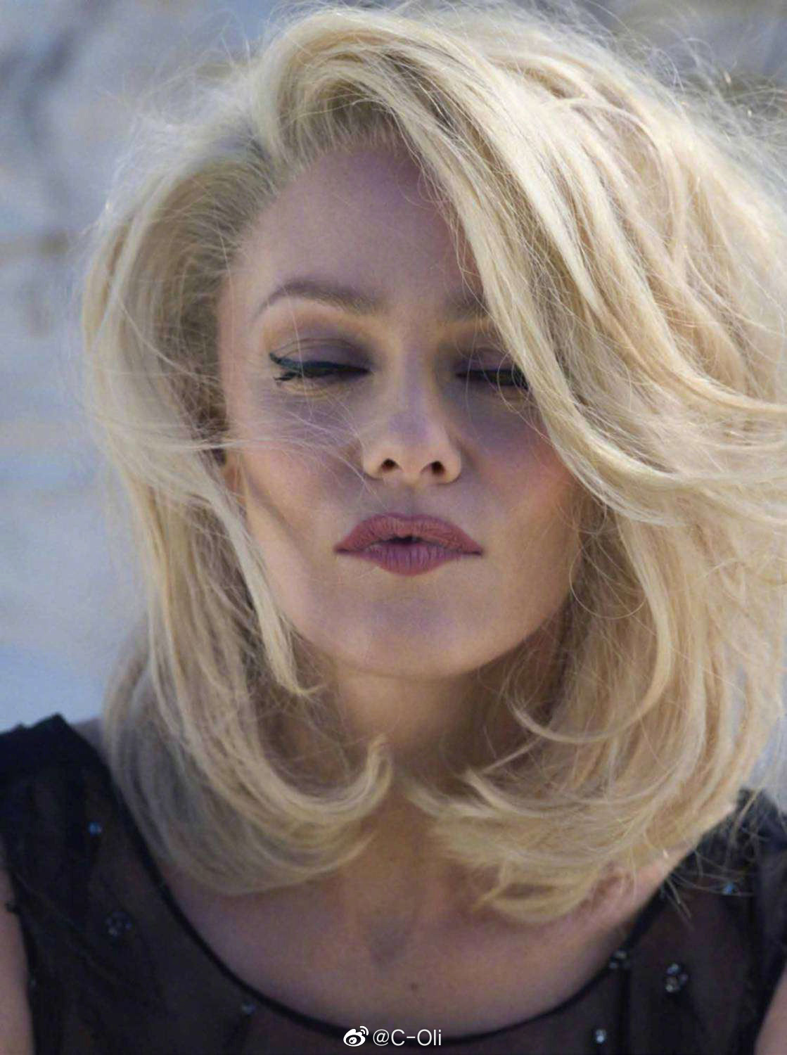 vanessaparadis身着全套chanel新装登上madamefigarofrance