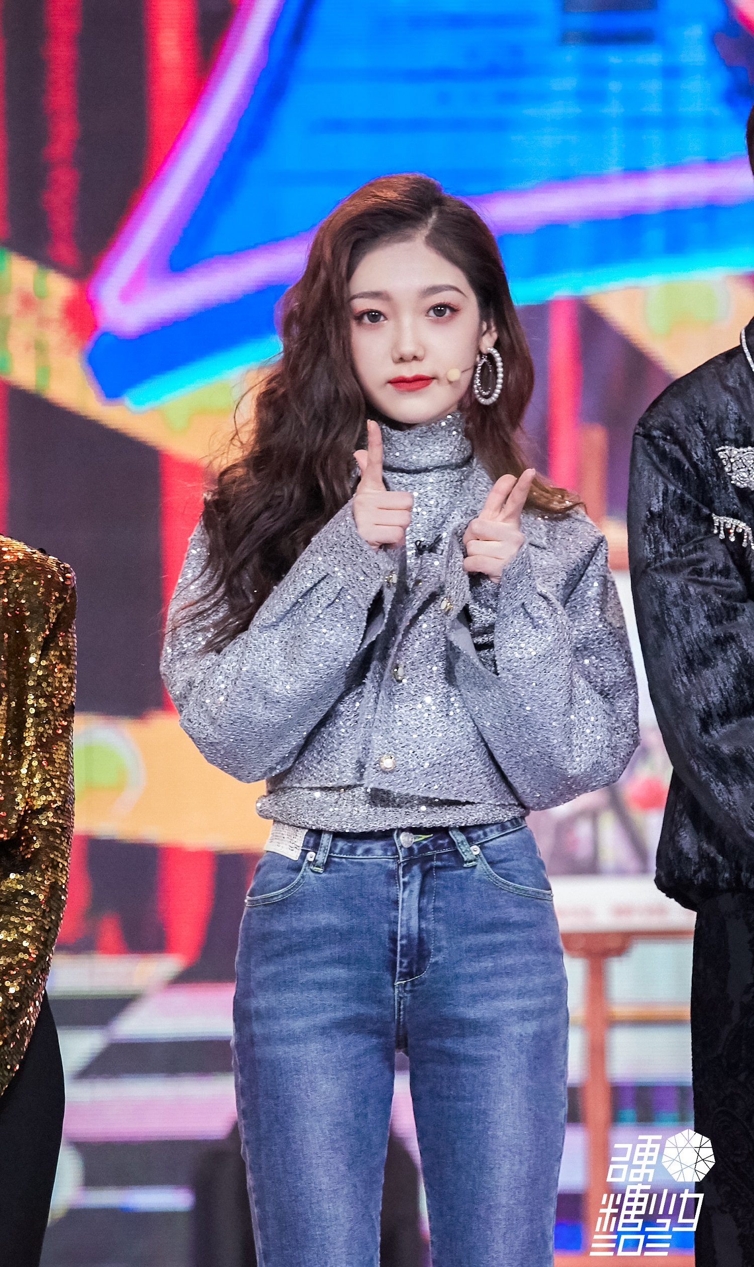 希林娜依高身着stjohn银色亮片套装