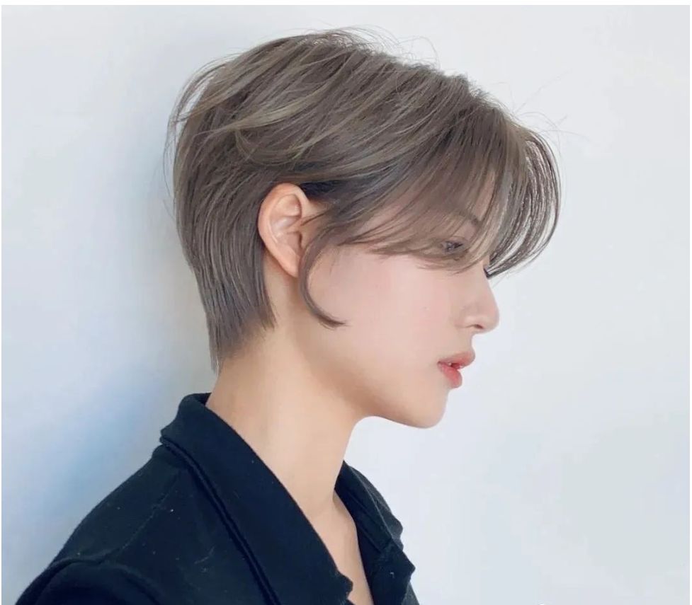 今夏最火短发来了挂耳短发纹理烫潮流发色就是不一样