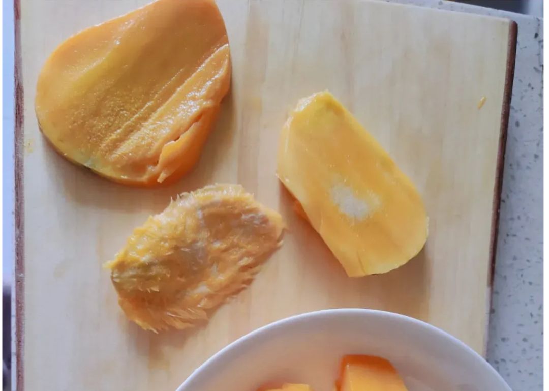 有了二胎后，宝妈一张晒图引发热议，吃芒果核的妈妈值得同情吗？休闲区蓝鸢梦想 - Www.slyday.coM