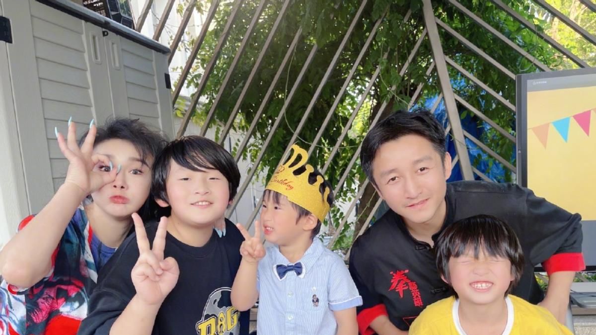 邹市明夫妇为小儿子庆生10岁轩轩胖到认不出兄弟仨似复制粘贴