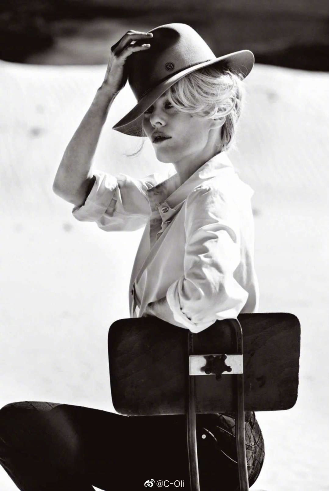 vanessaparadis身着全套chanel新装登上madamefigarofrance