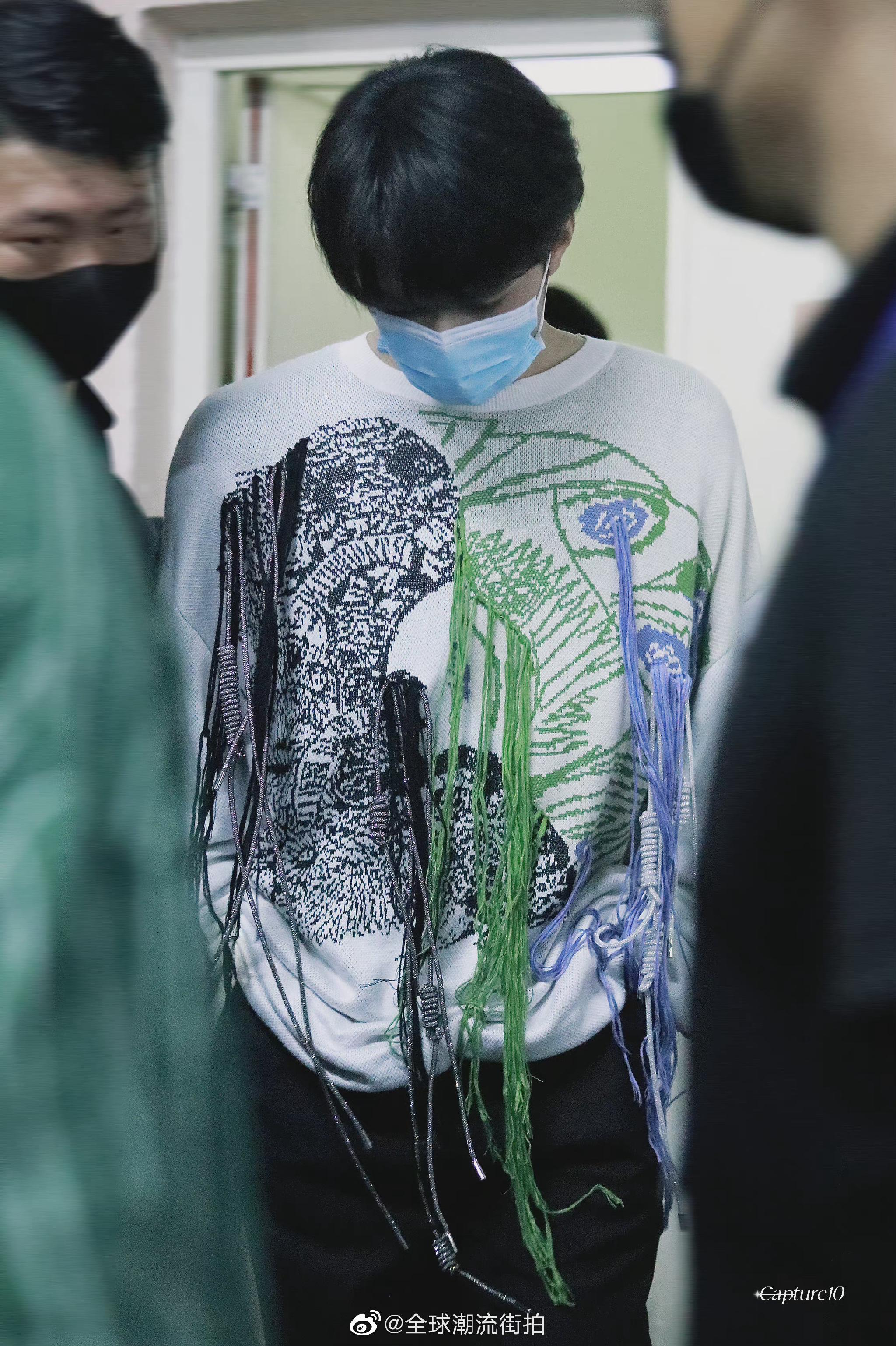 刘耀文最新街拍私服更新身着设计感十足的流苏线条毛衣