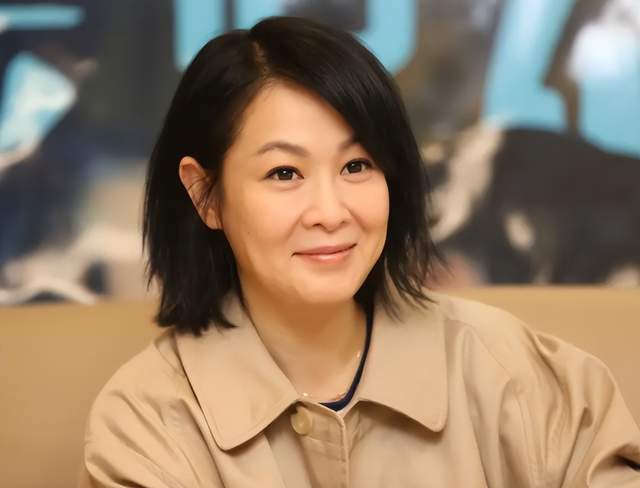 59岁叶童被误认成刘若英，满头白发满脸皱纹，脾气超好回复谢谢休闲区蓝鸢梦想 - Www.slyday.coM