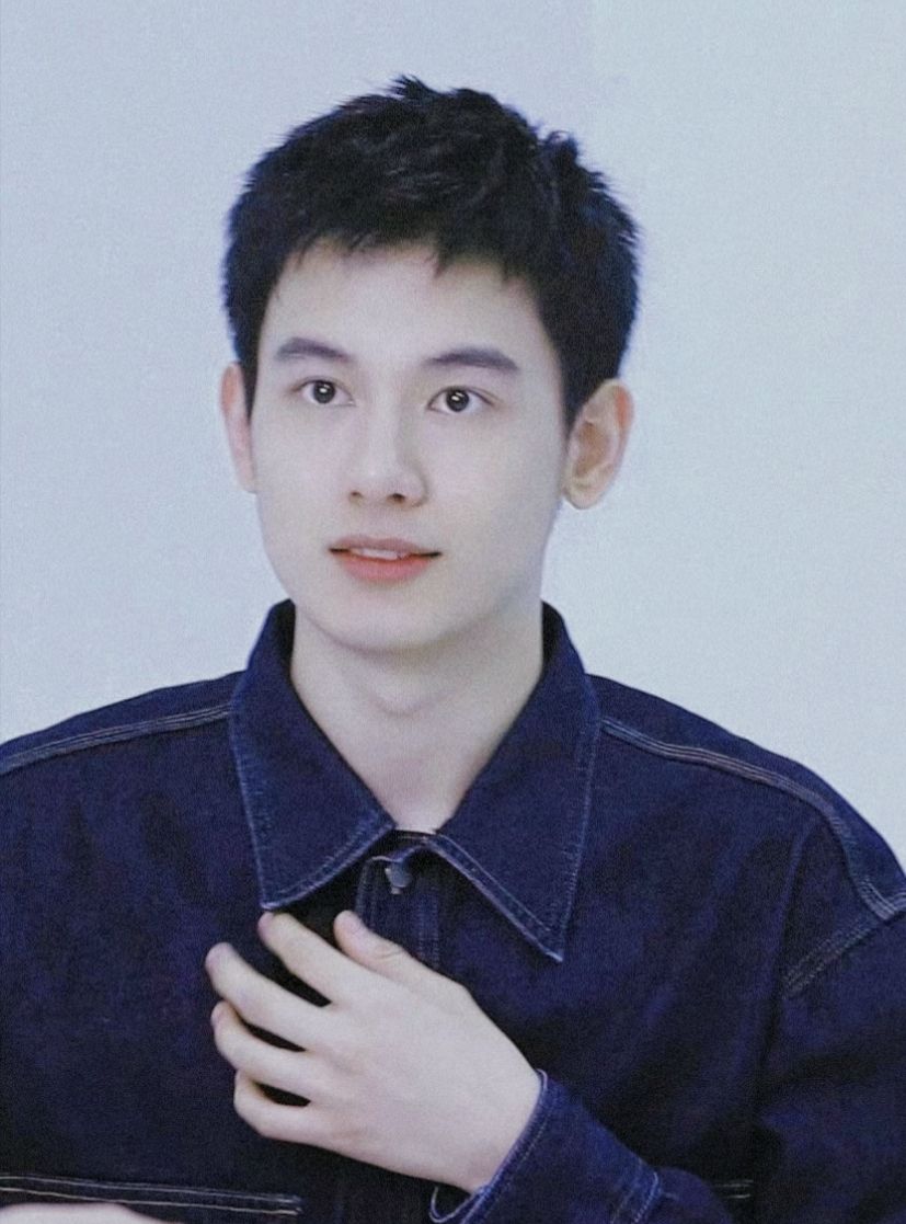 胡先煦的社死事件再次➕1，上个厕所被要签名，还问方不方便休闲区蓝鸢梦想 - Www.slyday.coM