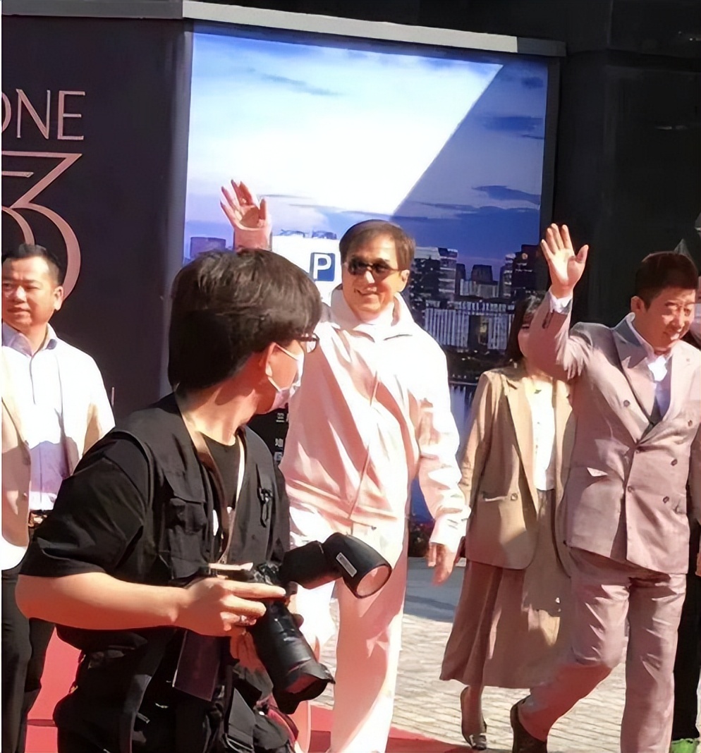 开发这个楼盘的开发商——君豪置业集团董事长石金禹亲自现身接待