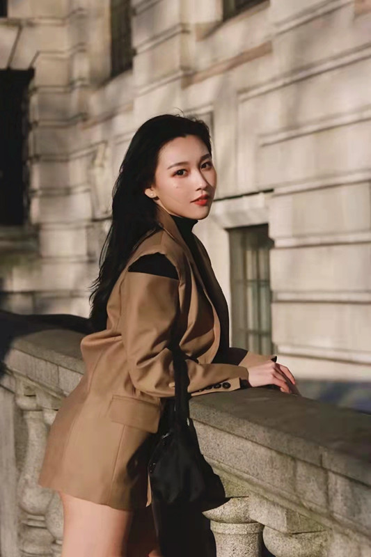 深圳女神冷雅欣仙姿玉色美如冠玉西装外套搭配短裤御姐范十足