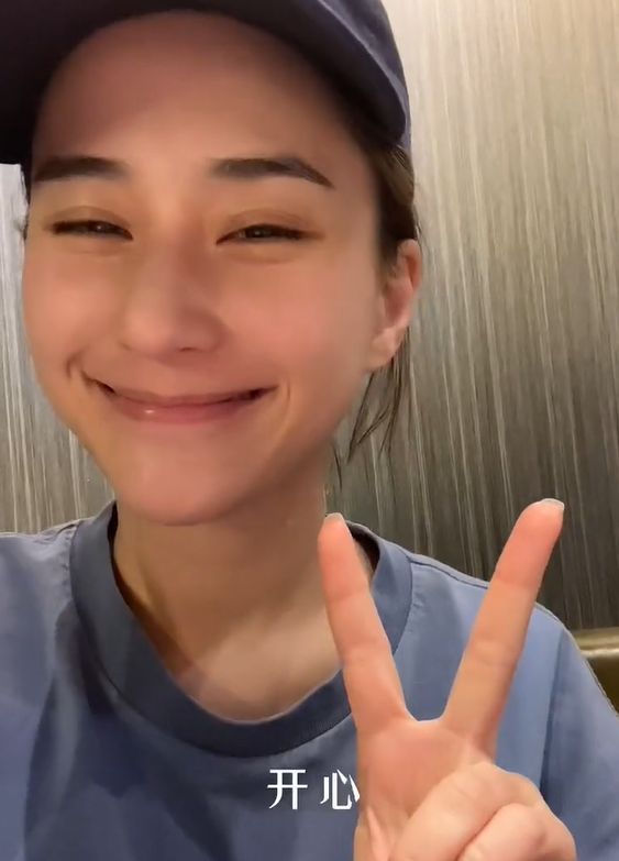 赌王女儿何超莲深夜吃火锅素颜出镜状态绝佳一口吃掉整颗大蒜