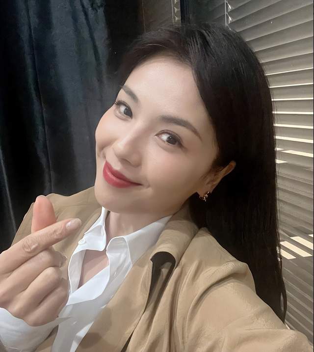 演员刘涛社媒晒自拍照比心剪刀手少女感十足看上去就像十八岁