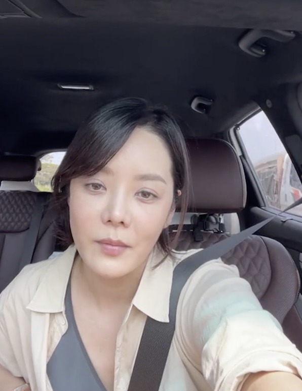 蔡琳晒单亲家庭的日常与儿子用渔网互相罩住头嬉笑打闹像朋友