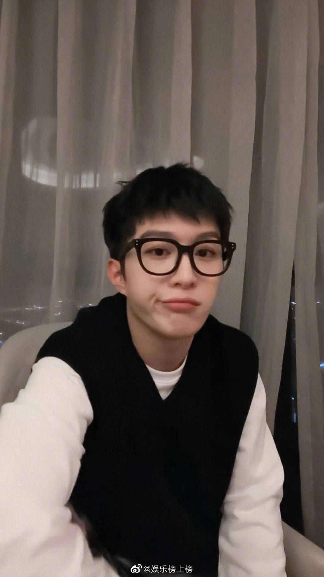论范丞丞有多喜欢黑框眼镜
