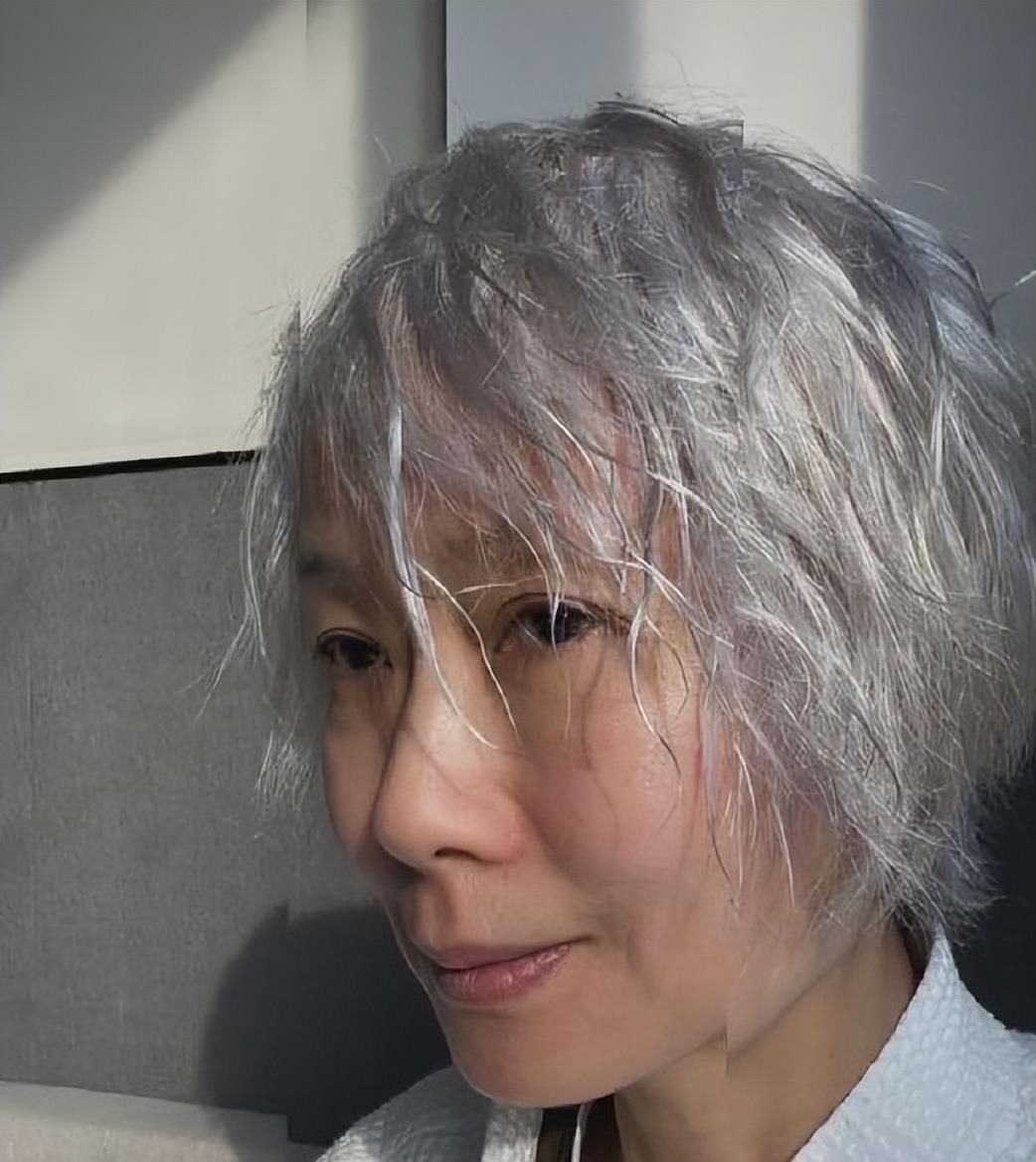 59岁女星叶童居家弹吉他满头白发皱纹明显开心大笑不掩饰老态