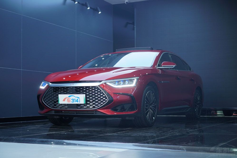 比亚迪汉DM-i对比迈腾GTE，自主这把能赢吗？