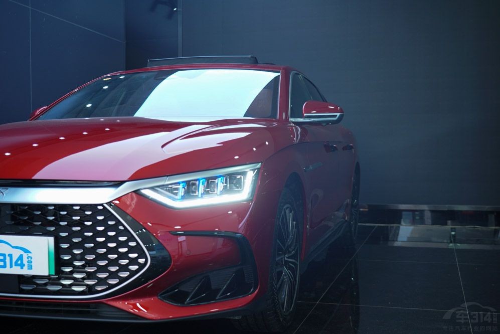 比亚迪汉DM-i对比迈腾GTE，自主这把能赢吗？