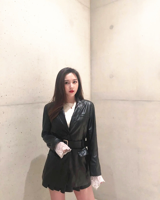 深圳女神冷雅欣仙姿玉色美如冠玉西装外套搭配短裤御姐范十足